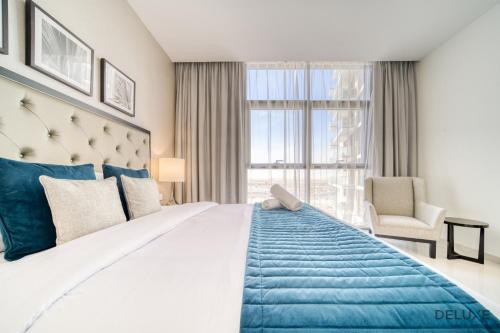 Un dormitorio con una cama grande y una ventana en Urban 1BR at DAMAC Celestia B Dubai South by Deluxe Holiday Homes, en Dubái