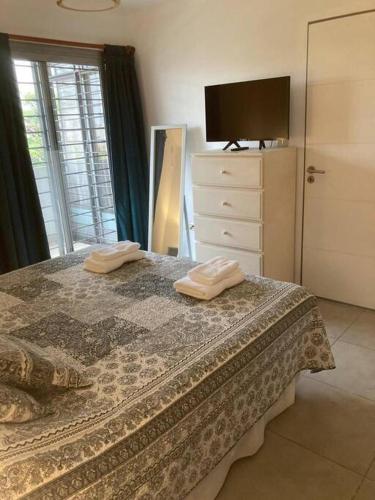 1 dormitorio con 1 cama con 2 toallas en Hermoso dpto. en Alta Córdoba en Córdoba