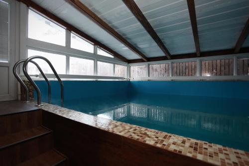 una gran piscina en una habitación con ventana en Art-eco-hotel Altai, en Bisk