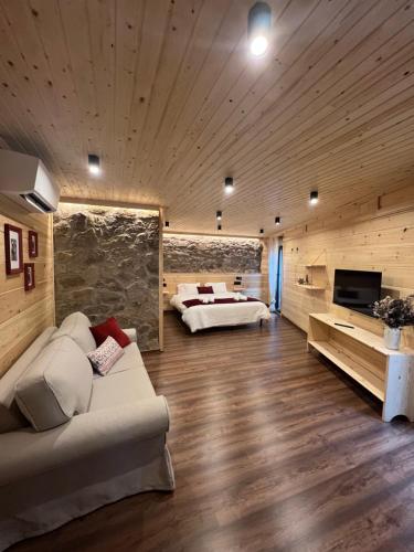 Großes Zimmer mit 2 Betten und einem TV. in der Unterkunft Fonda Peremiquel in Castellar de NʼHug