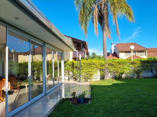 una casa con puertas correderas de cristal y un patio en Casa Gardenia Federación ER en Federación