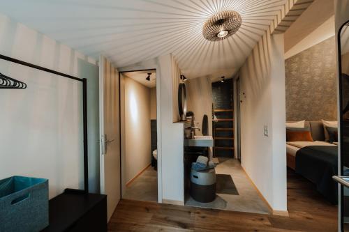 a small apartment with a bedroom and a bed at Zimmerei in Murten