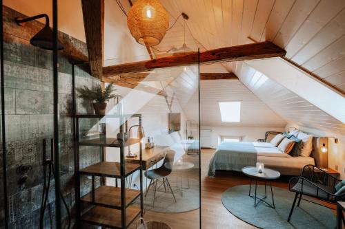 una camera con letto e scala di Zimmerei a Murten