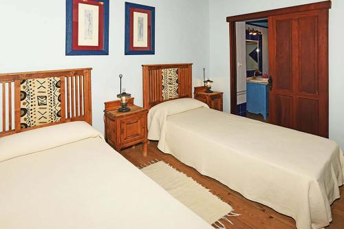 Las TriciasにあるCasa Aljibe 2のベッドルーム1室(ベッド2台、ナイトスタンド2台付)