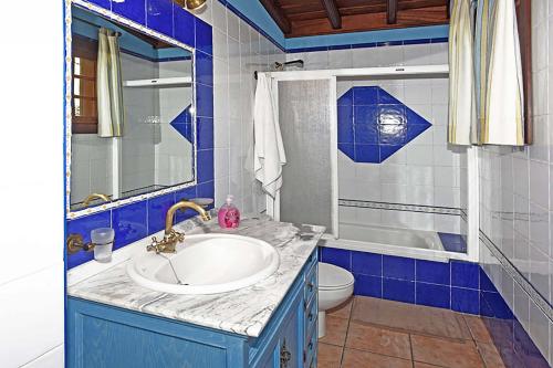 Las TriciasにあるCasa Aljibe 2の青と白のバスルーム(洗面台、トイレ付)