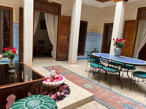 Uma área de estar em Riad Dar Les Freres