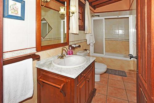 Las TriciasにあるCasa Aljibe 1のバスルーム(洗面台、トイレ付)