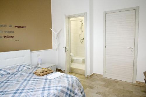 ein Schlafzimmer mit einem Bett und ein Badezimmer mit einer Dusche in der Unterkunft A Quattro Passi in San Cataldo