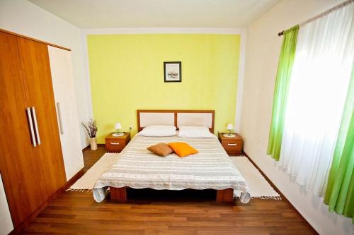 Postel nebo postele na pokoji v ubytování Apartment in Poljana with sea view, terrace, air conditioning, WiFi 3617-5