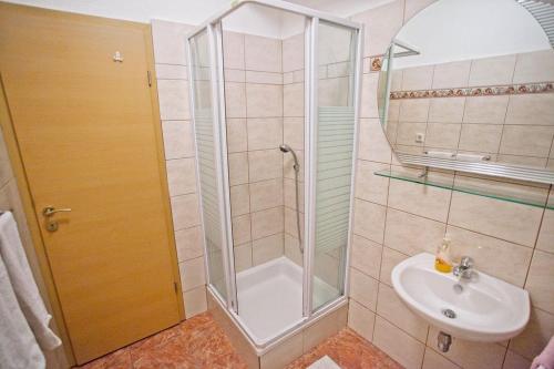 Koupelna v ubytování Apartment in Poljana with sea view, terrace, air conditioning, WiFi 3617-5