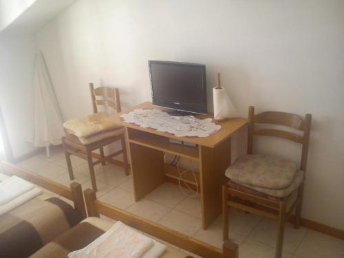 Televízia a/alebo spoločenská miestnosť v ubytovaní Studio apartment in Hvar town with sea views, terrace, air conditioning, WiFi 3615-5
