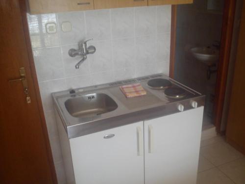 Kuchyňa alebo kuchynka v ubytovaní Studio apartment in Hvar town with sea views, terrace, air conditioning, WiFi 3615-5