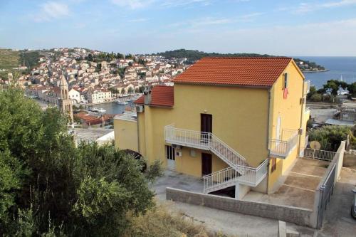 Studio apartment in Hvar town with sea views, terrace, air conditioning, WiFi 3615-5