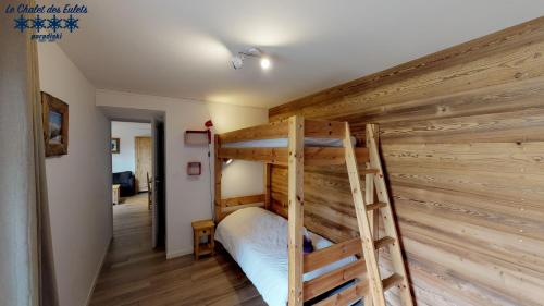 ブール・サン・モーリスにあるLe Chalet des Euletsのベッドルーム1室(二段ベッド2組付)、廊下が備わります。