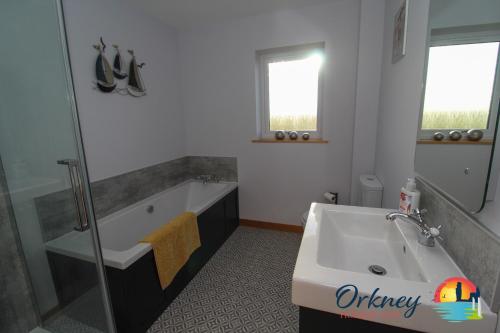 uma casa de banho com um chuveiro, uma banheira e um lavatório. em Burrian - OR00247F, Lyermira - OR00249F, & Kirkquoy - OR00248F, Harray, Orkney em Orkney