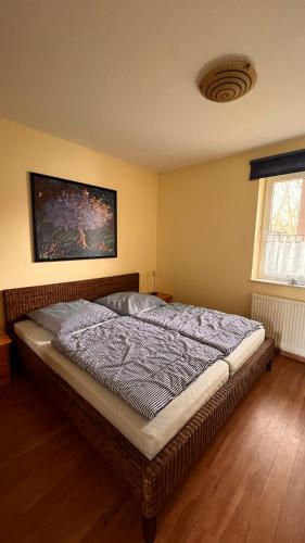 a bedroom with a large bed in a room at Ferienwohnung am Kormoranweg in Dorum-Neufeld