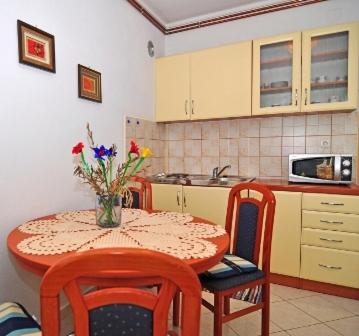 Kuchyňa alebo kuchynka v ubytovaní Apartment in Sukosan with terrace, air conditioning, WiFi 654-1