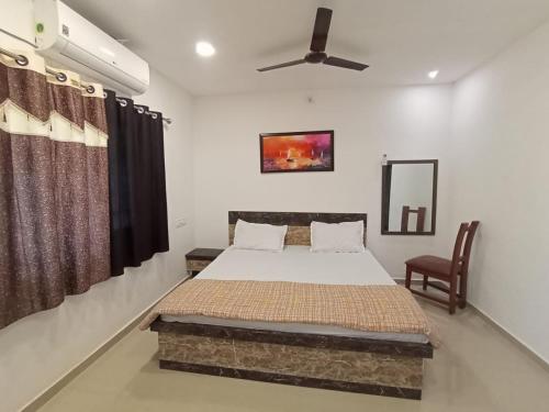 AkteshwarにあるHR Homestayのベッドルーム1室(ベッド1台、シーリングファン付)