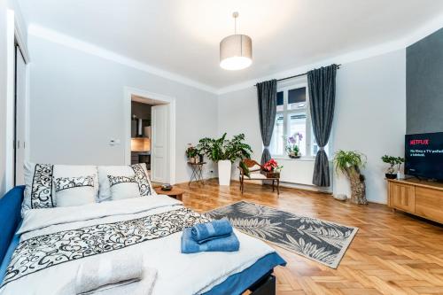 um quarto com uma cama king-size e uma televisão em Alla Prague Apartment em Praga