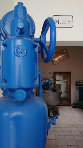 a blue fire hydrant in front of a museum at alte Bäckerei Bautzen - 04 #Business# im Zentrum, mit Parkplatz, Top Ausgestattet in Bautzen