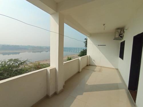 A balcony or terrace at HR Homestay
