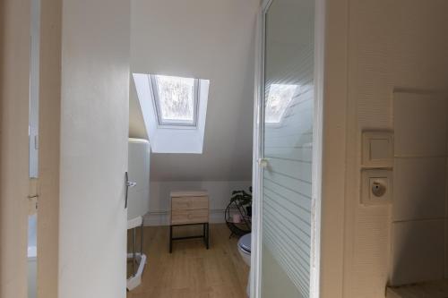 une salle de bains mansardée avec toilettes et fenêtre. dans l'établissement L'appart K-BANE- Wifi Fibre- Checkin auto- 2 pers, au Mans