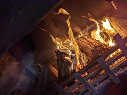 un fuoco in un forno di mattoni con fiamme di The Manor House Inn a Shotley Bridge