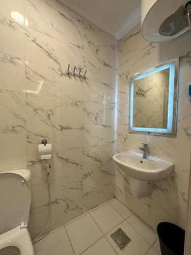 La salle de bains blanche est pourvue d'un lavabo et de toilettes. dans l'établissement privet (37)near downtown kh&sh, à Ash Shumaysānī