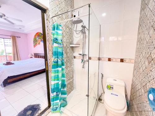 a bathroom with a shower and a toilet in a room at MADEE VILLA - PATTAYA HOLIDAY HOUSE WALKING STREET 6 bedrooms in Pattaya South