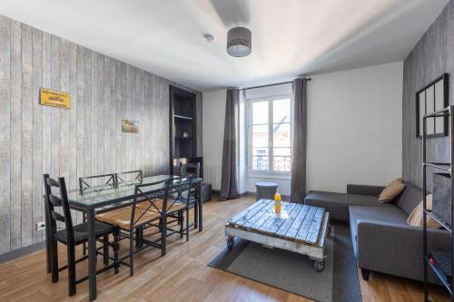 un salon avec un canapé et une table dans l'établissement L'appart K-ZA Wifi Fibre Checkin auto 6 pers, au Mans