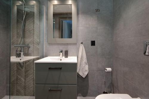 uma casa de banho com um lavatório, um WC e um espelho. em Delikat leilighet i Riddertunet em Beitostøl