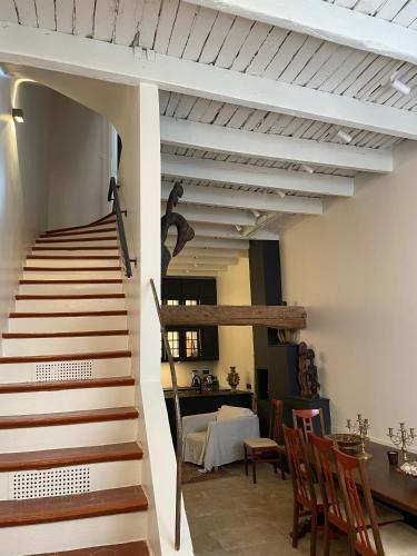 - un escalier dans une maison dotée de plafonds en bois dans l'établissement La Maison, à Cannes