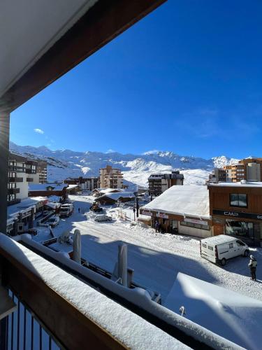 einen Balkon mit Blick auf eine Stadt mit Schnee in der Unterkunft Cosy and Lovely Unit in Val Thorens