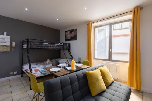 un salon avec un canapé, une table et un lit dans l'établissement L'appart K-psule - Design, tout confort, centre-ville, 3 pers, au Mans