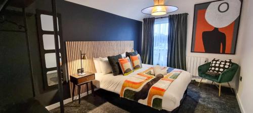 Giường trong phòng chung tại Super Stylish Apartment in Urmston Flat 3