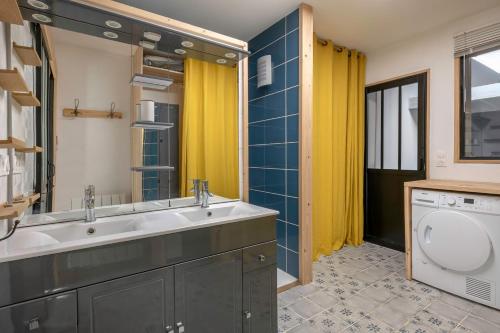 a bathroom with a sink and a washing machine at Séjour pour 11 - Jardin - Arzon in Arzon