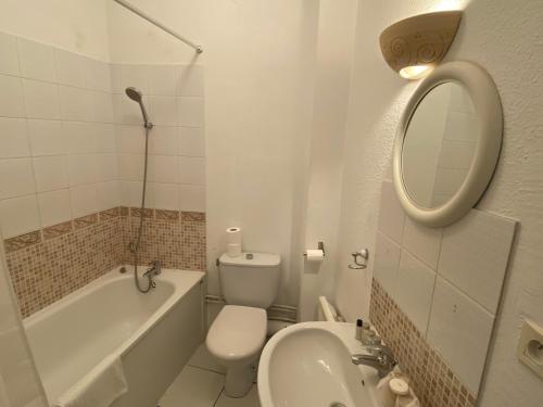 ein Badezimmer mit einem Waschbecken, einem WC und einem Spiegel in der Unterkunft Residences De Chartres in Chartres
