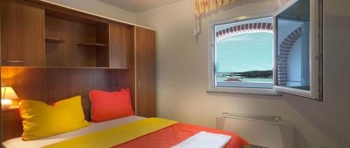En eller flere senge i et værelse på Apartment in Novalja with sea view, terrace, air conditioning, WiFi 3565-5
