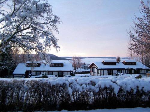 バート・デュルハイムにあるFeriendorf Öfingen 04の庭前雪家