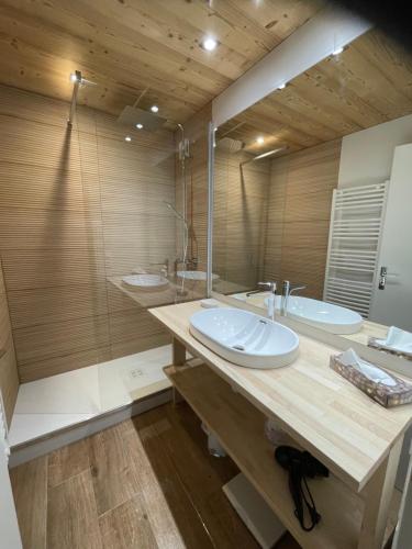 a bathroom with two sinks and a large mirror at ATHOS D2 jusqu'à 8pers-ALPE D'HUEZ-Centre Station in LʼHuez