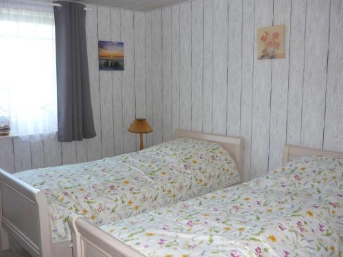 1 dormitorio con 2 camas y ventana en Petersen Uwe, en Großenwiehe