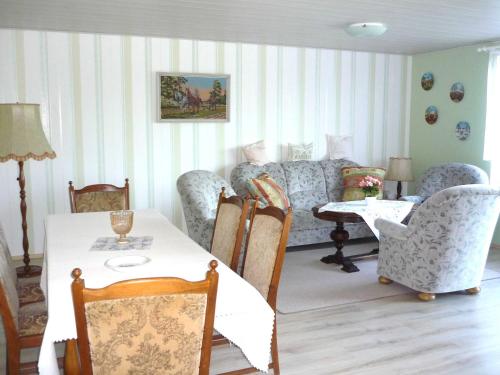 - un salon avec un canapé, une table et des chaises dans l'établissement Petersen Uwe, à Großenwiehe