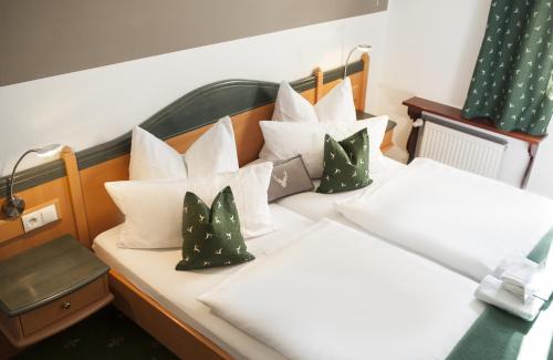 A bed or beds in a room at Hotel Jägerhof garni