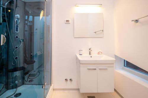 a bathroom with a sink and a shower at Vila Tina in Pula, Istrien in Medulin
