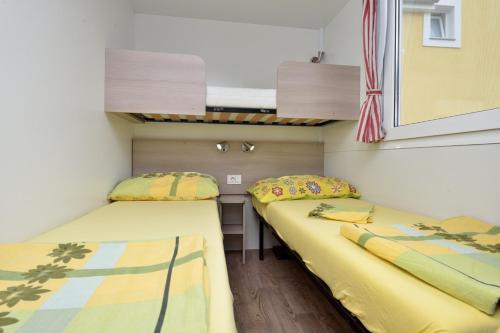 two twin beds in a small room with at Holiday house in Drage with sea view, balcony, air conditioning,W-LAN 571-1 in Drage