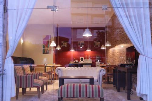 um quarto com cadeiras e uma mesa numa loja em Hotel Ychoalay Caz em Reconquista