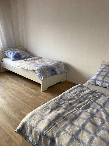 um quarto com duas camas num quarto em Monteurunterkunft Wiesental em Waghäusel