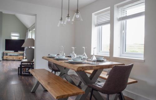 a dining room with a wooden table and chairs at Ruadh in Ose