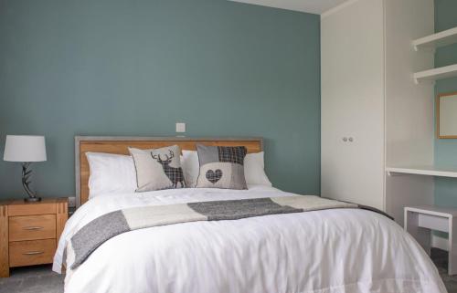 a bedroom with a large bed with white sheets and pillows at Ruadh in Ose
