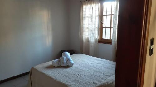 1 dormitorio con cama y ventana en Yatale I en Chascomús